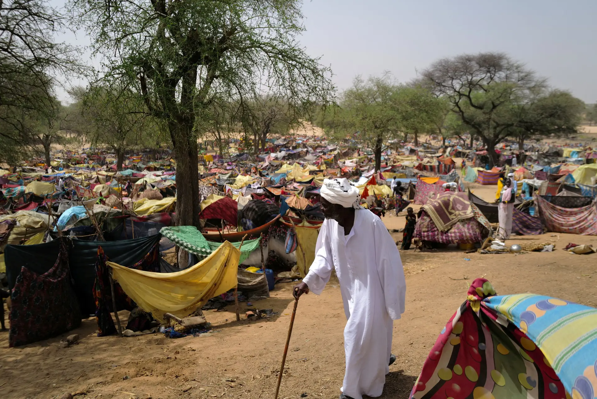 Refugiados em fuga do conflito no Darfur amontoam-se na zona de fronteira entre o Chade e o Sudão