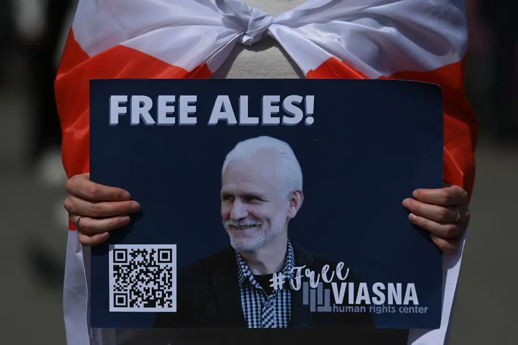 Ales Bialiatski, líder cívico bielorrusso que venceu o Nobel da Paz em 2022, cumpre pena de prisão