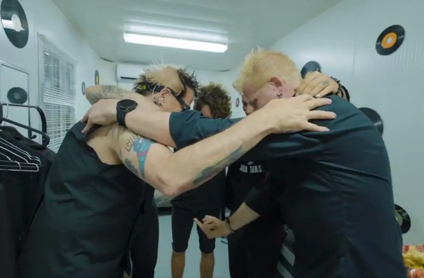 Do abraço no ‘backstage’ aos fãs portugueses: no Super Bock Super Rock, os Offspring partilharam vídeos de tudo o que rodeou o concerto