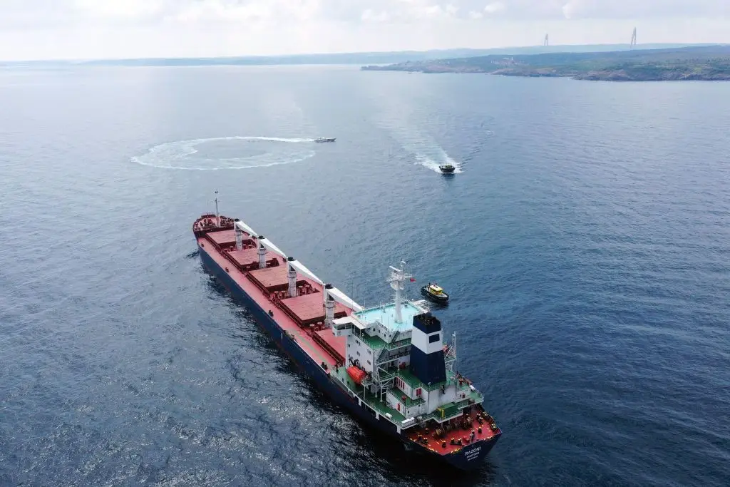 Navio ligado a empresário israelita atacado e libertado na costa do Iémen