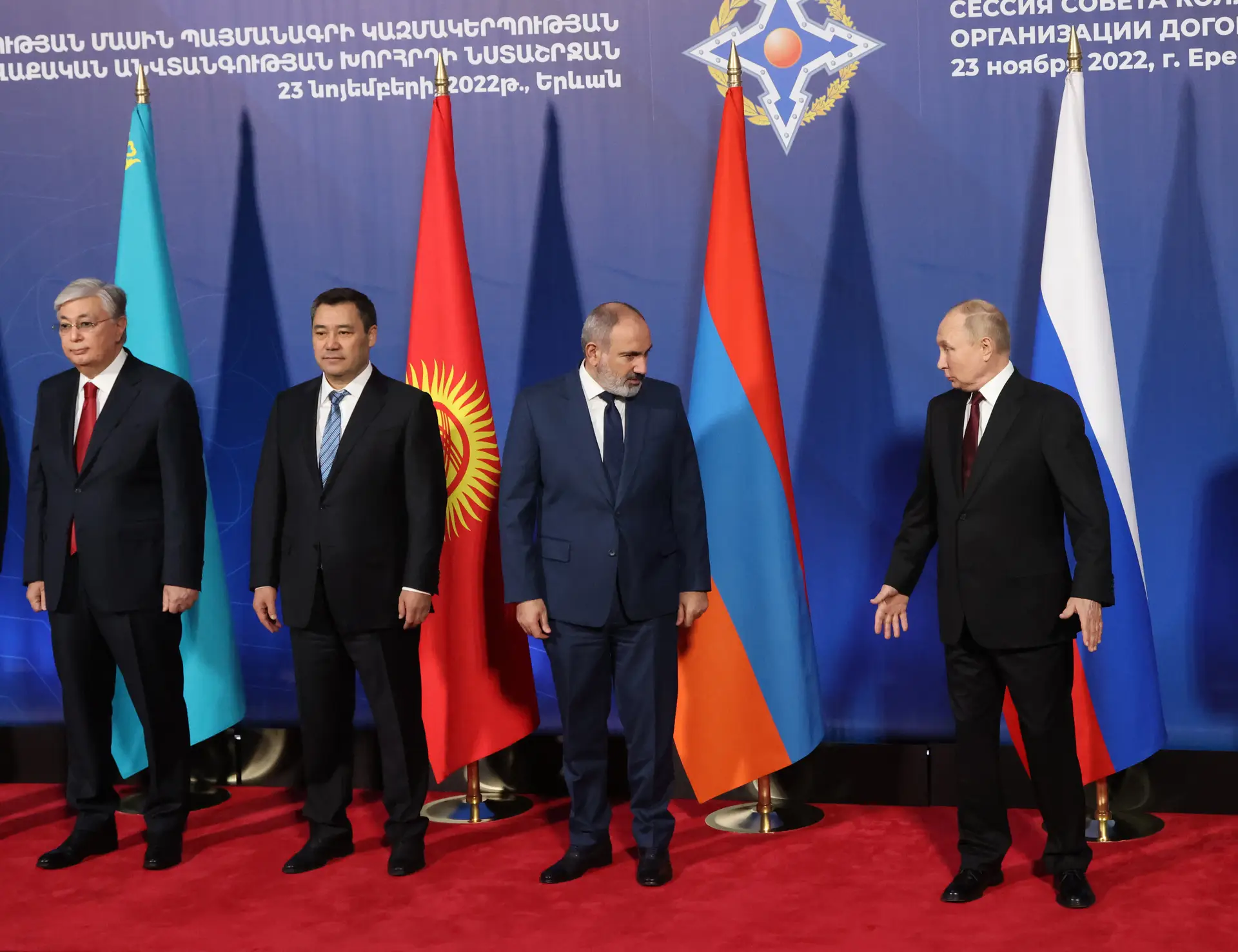 Presidente do Cazaquistão, Kassym-Jomart Tokayev, Presidente do Quirguistão, Sadyr Japarov, Presidente russo, Vladimir Putin, primeiro-ministro da Arménia, Nikol Pashinyan