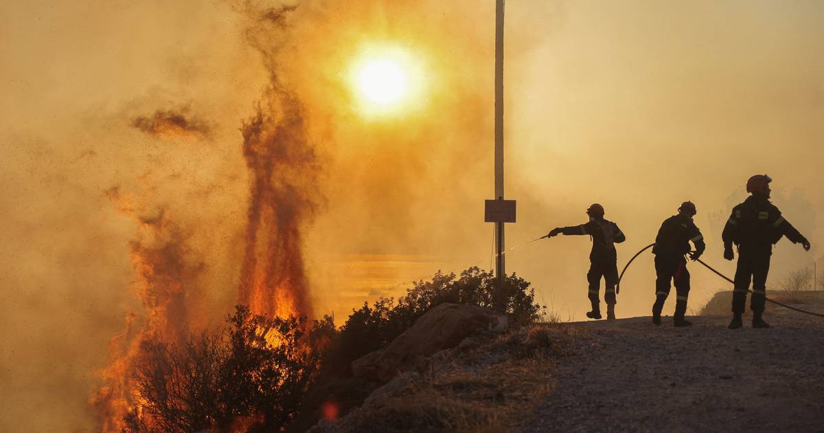 Diversos incêndios florestais nos arredores de Atenas, autoridades ordenam a retirada de habitantes