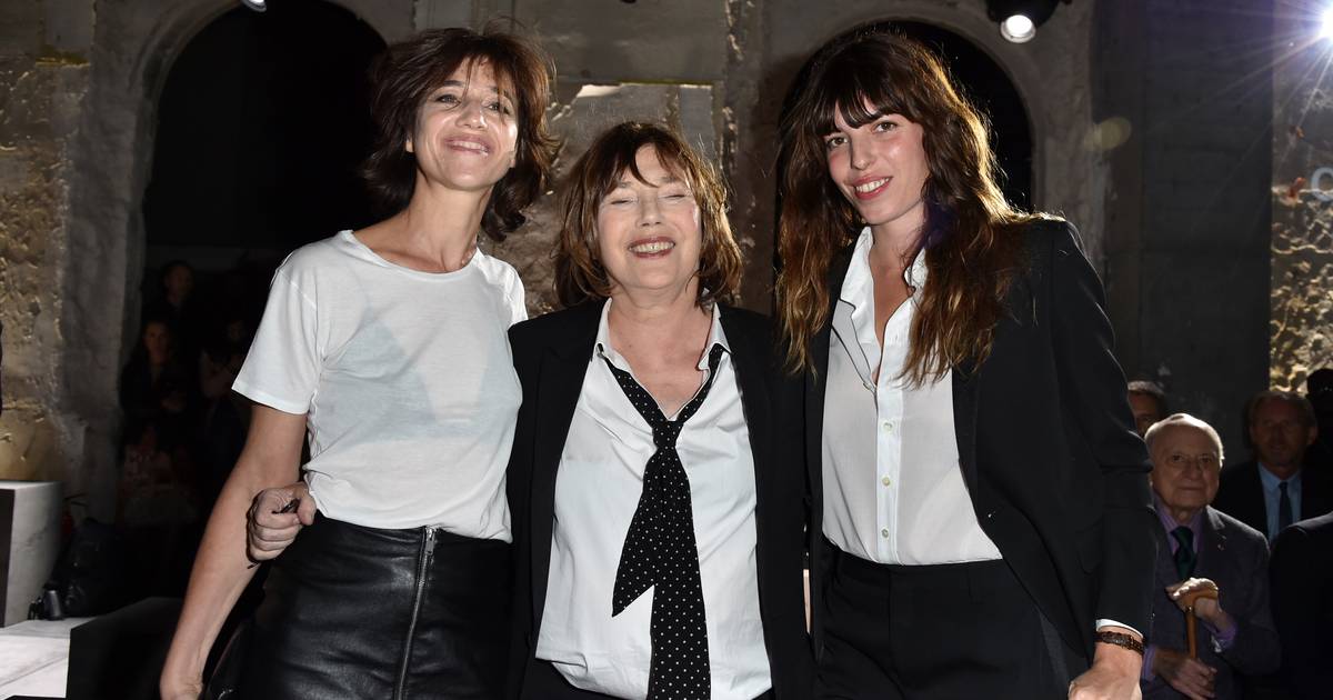 Charlotte Gainsbourg e Lou Doillon, filhas de Jane Birkin, emitem comunicado sobre morte da mãe: “A sua primeira noite sozinha foi a última”