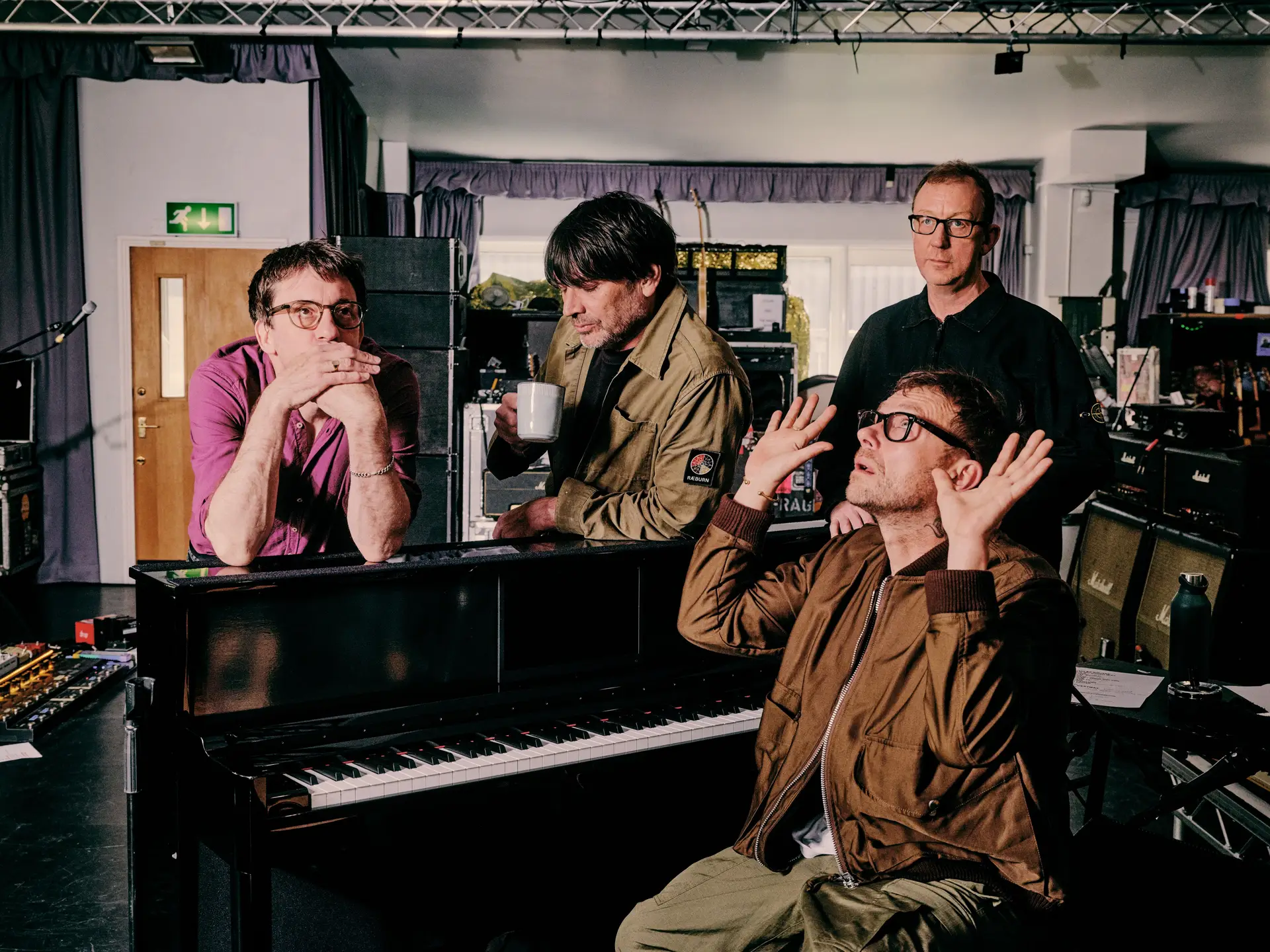 Blur: Graham Coxon, Alex James, Dave Rowntree (esq.-dir.); Damon Albarn (ao piano)