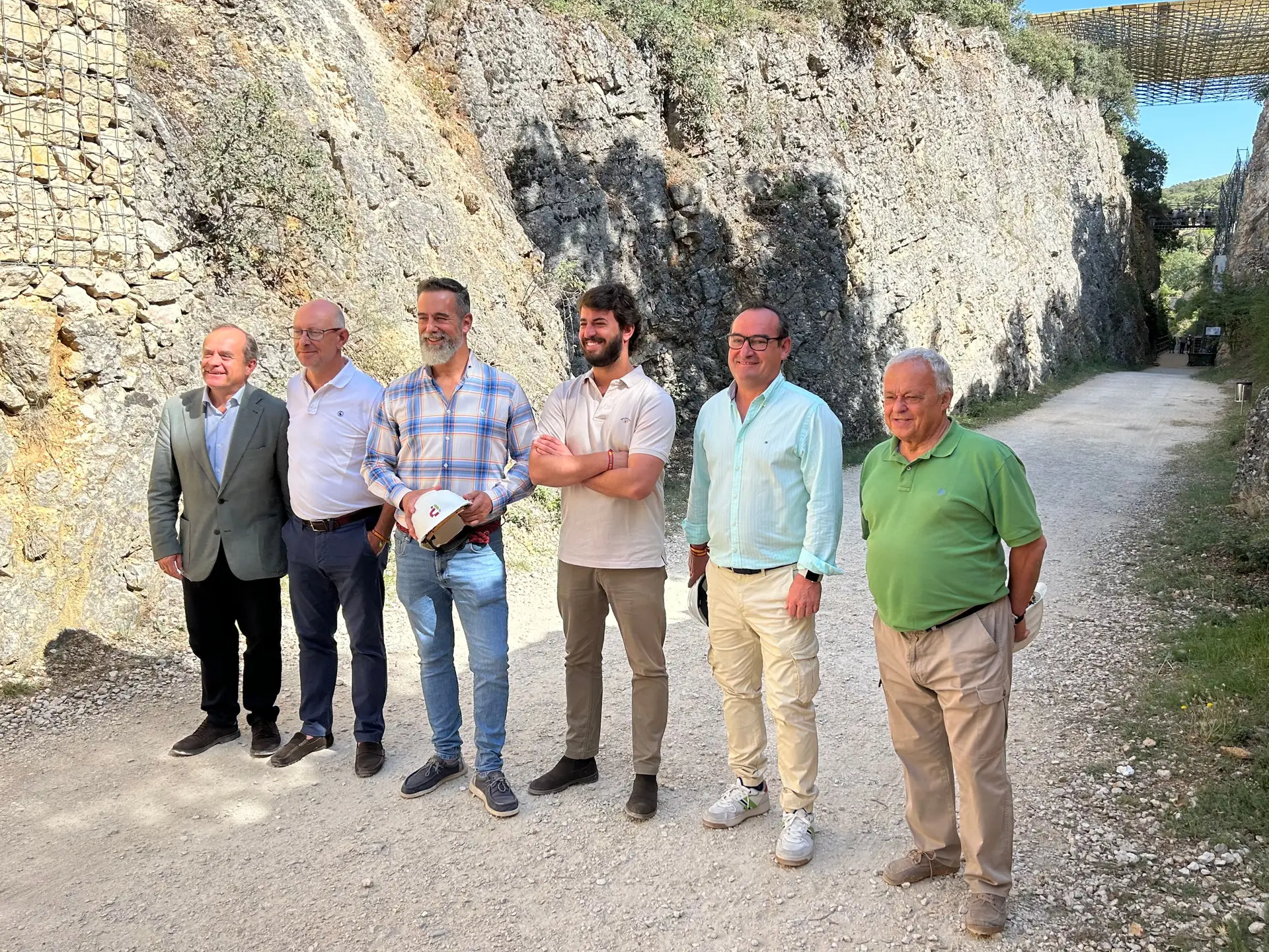 Juan García-Gallardo (de braços cruzados), vice-presidente do governo de Castela e Leão, de visita à jazida arqueológica de Atapuerca, na província de Burgos
