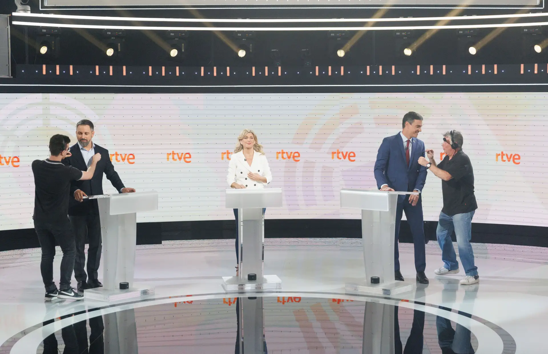 Os candidatos Santiago Abascal (Vox, extrema-direita); Yolanda Diaz (Somar, esquerda radical) e Pedro Sánchez (socialista) preparam-se para o debate na cadeia pública RTVE, ao qual faltou o líder do PP (direita), Alberto Núñez Feijóo