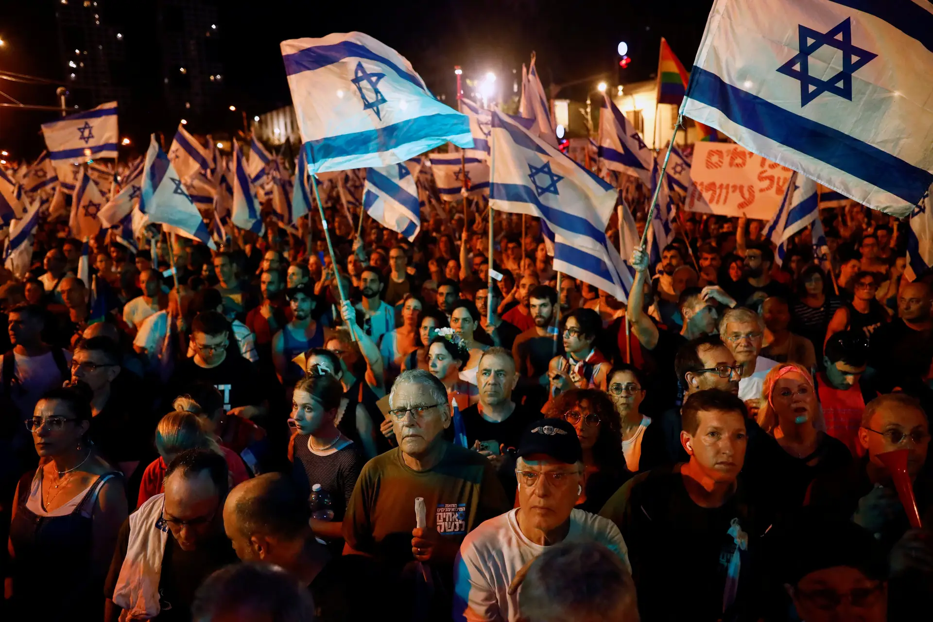 Milhares manifestam-se nas ruas das principais cidades de Israel contra a polémica reforma judicial