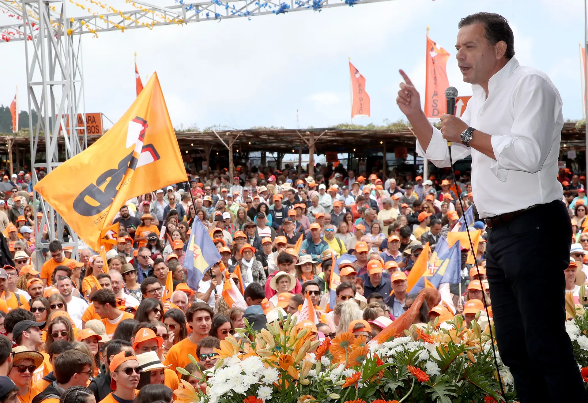 Montenegro pede maioria absoluta para o PSD na Madeira e acusa Costa de "viver na lua"