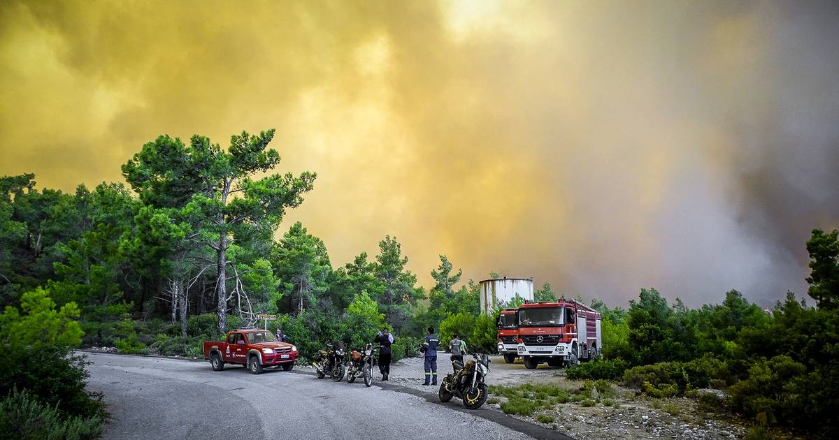 Incêndios: autoridades gregas mandam evacuar várias localidades da ilha de Corfu