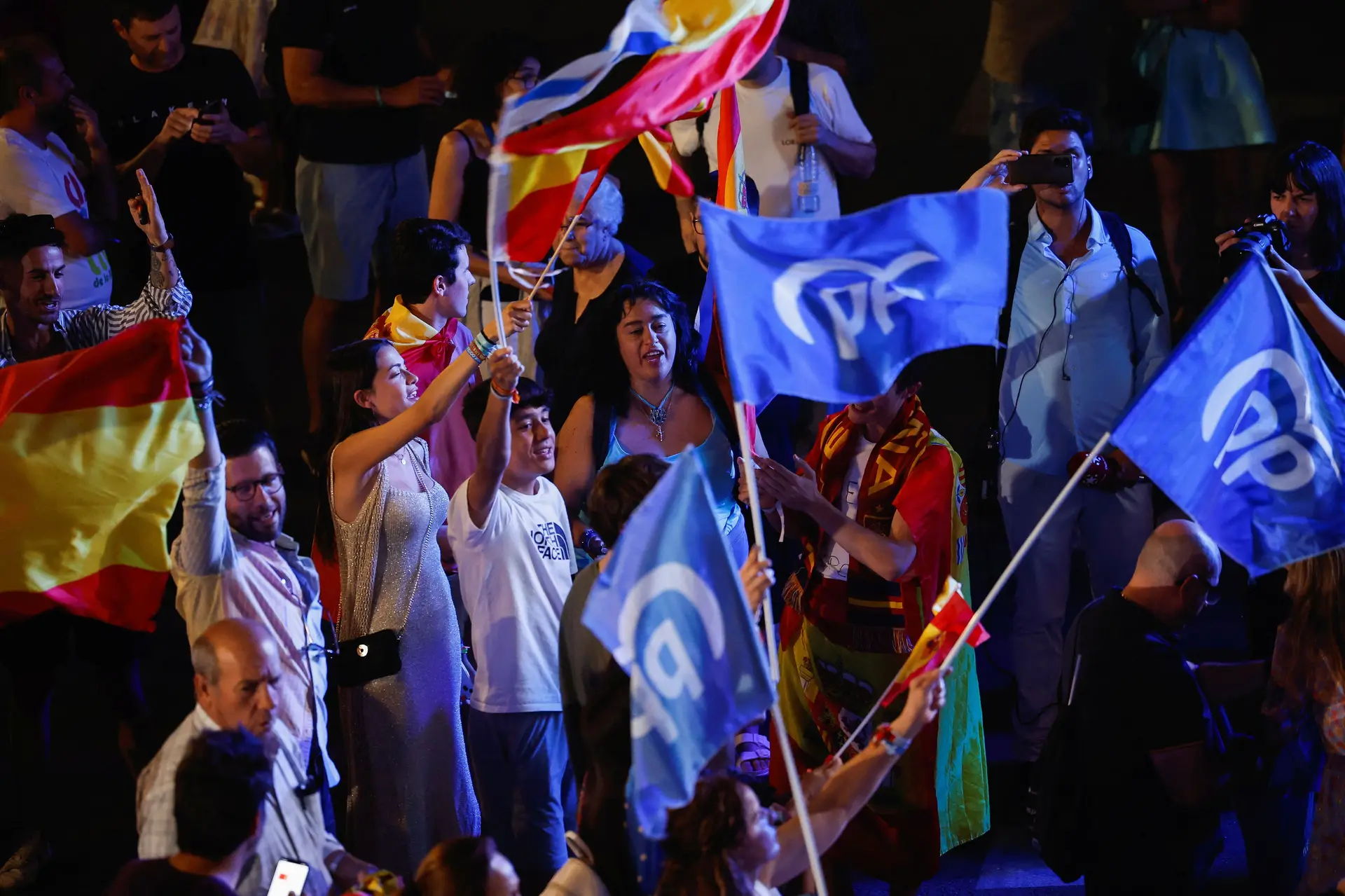 Apoiantes do Partido Popular juntam-se à frente da sede do partido, em Madrid
