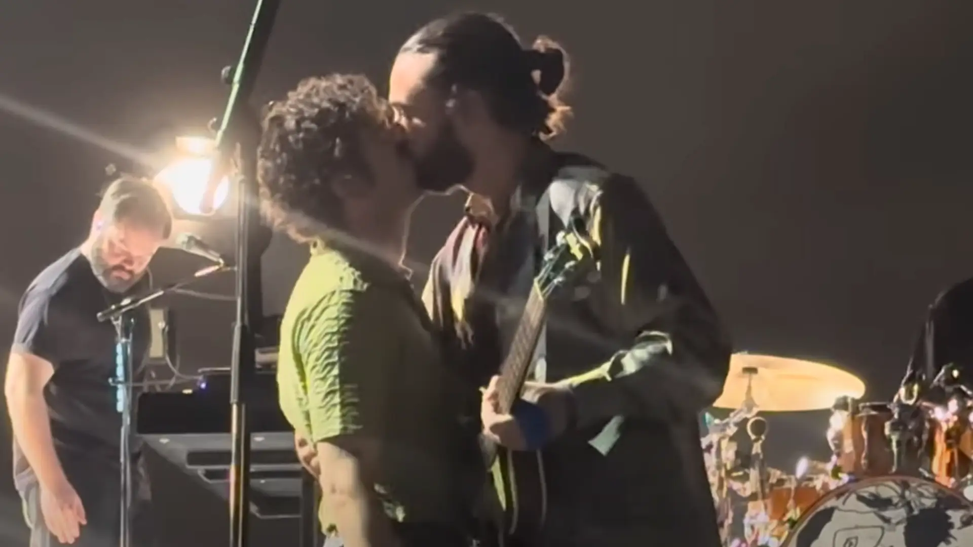 Comunidade LGBTQ+ da Malásia critica beijo ‘gay’ de Matty Healy, dos The 1975: “Eles são ricos e brancos sem nada a perder”