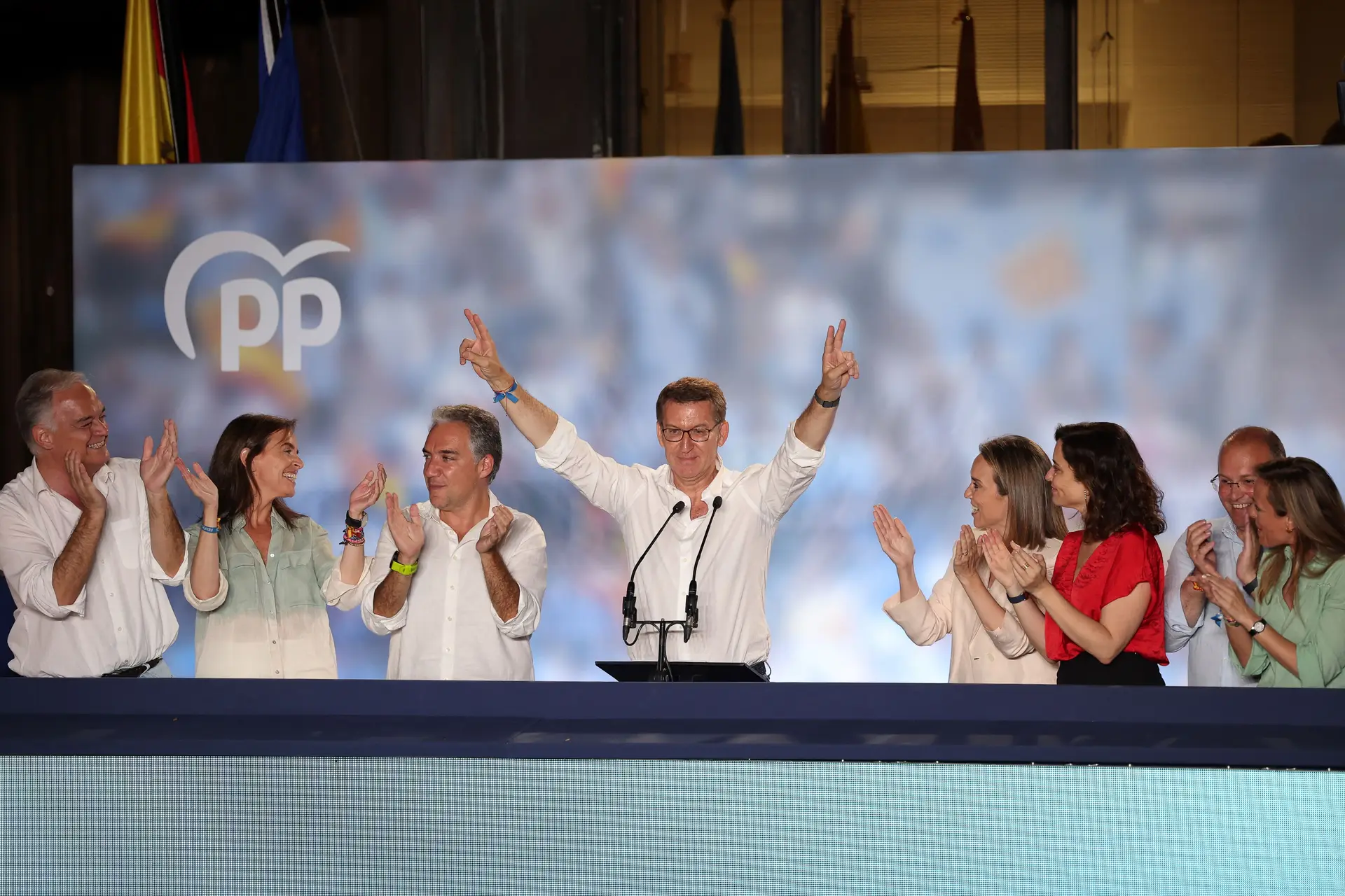 Alberto Núñez Feijóo, líder do Partido Popular, celebra a vitória nas legislativas na sede nacional. 