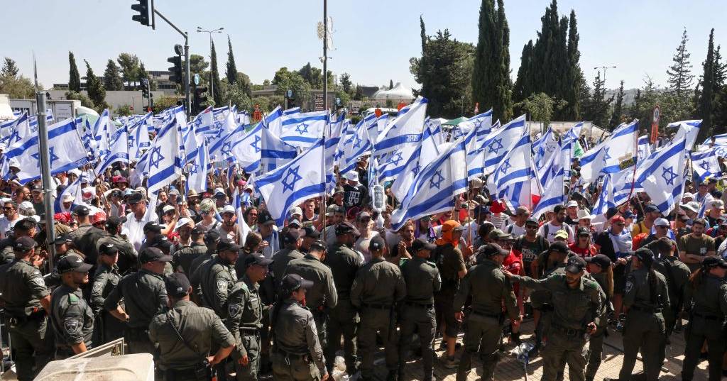 Parlamento israelita aprova polémica reforma judicial, decisão foi recebida com gritos de 