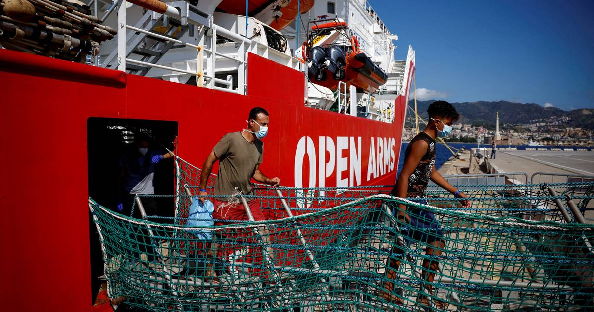 Migrações: Itália volta a bloquear navio de resgate 'Open Arms'