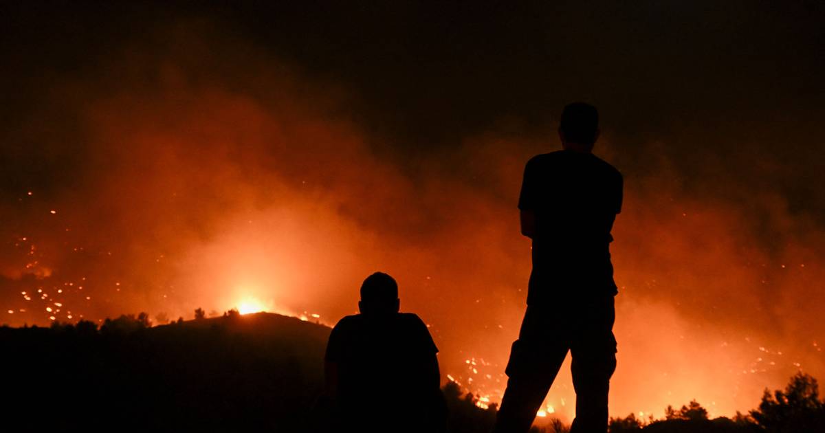 Incêndio leva à retirada preventiva de cerca de 2500 pessoas da ilha grega de Corfu