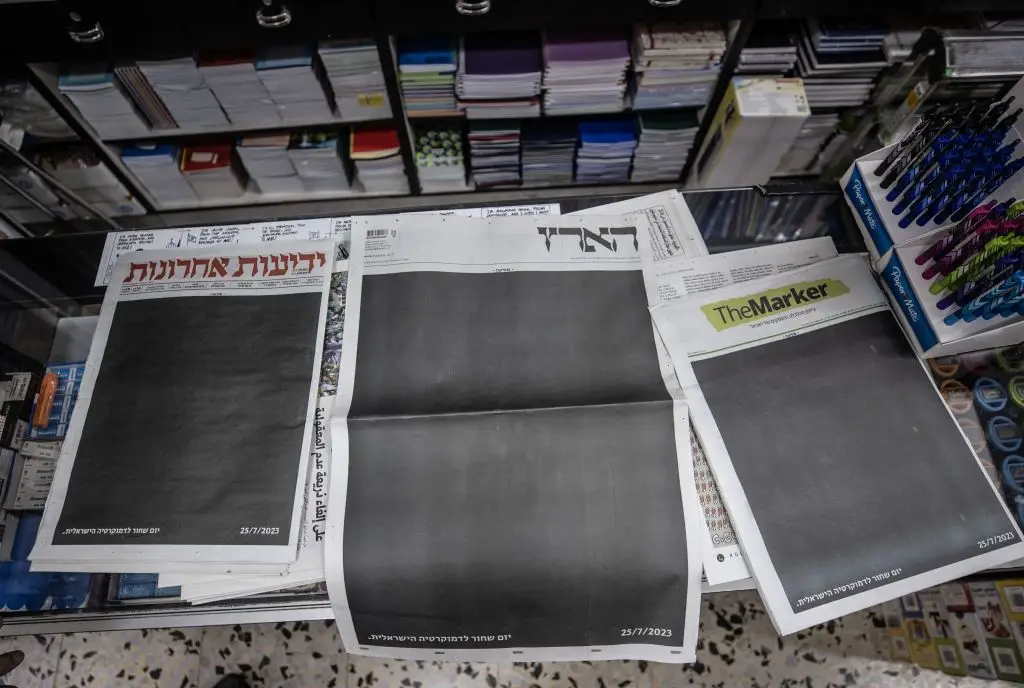 Nos quiosques israelitas, vários jornais surgiram, esta terça-feira, com a capa negra