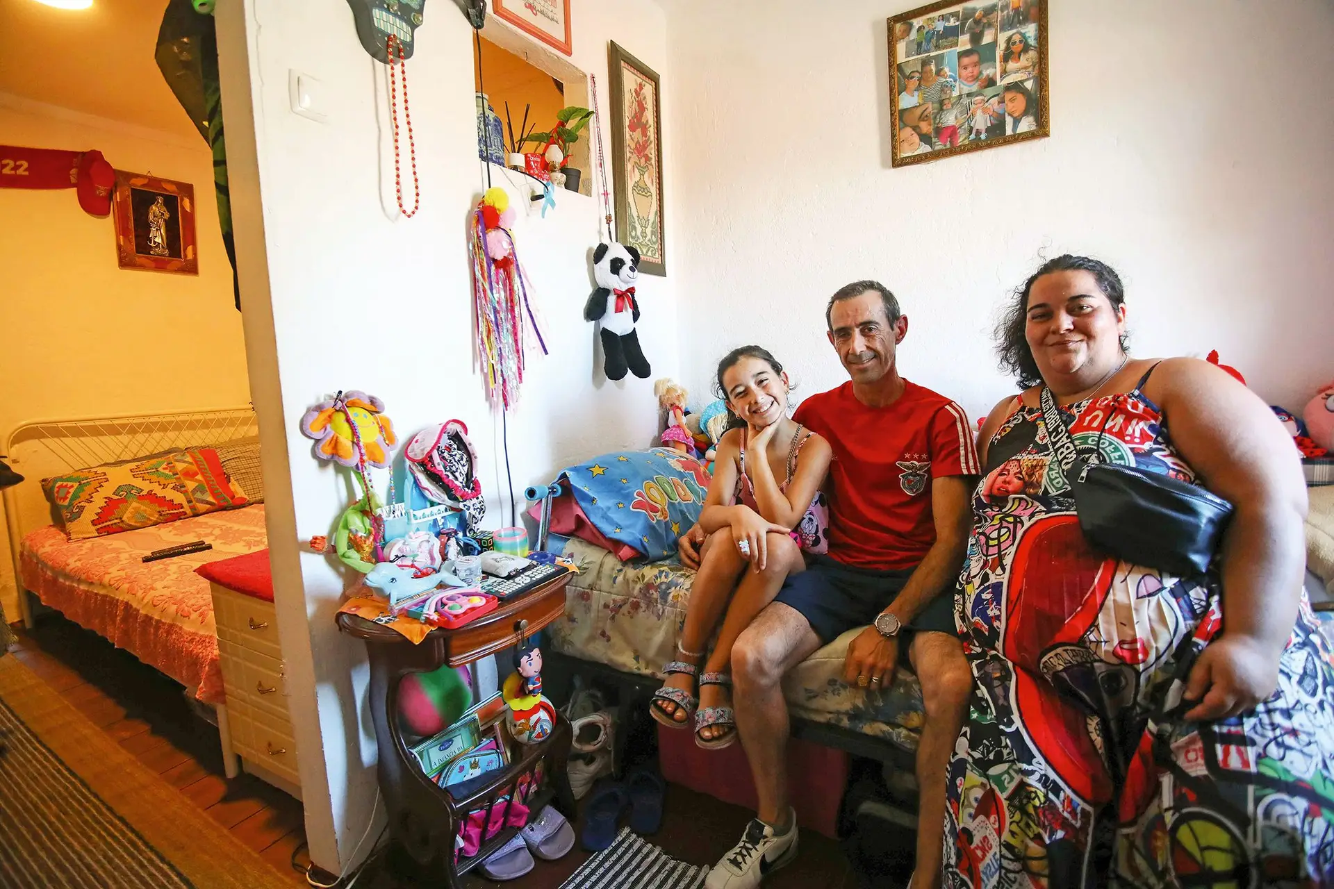 Vanessa, Fernando e Gabriela deixaram a casa onde viviam por causa do aumento da renda. Tomam banho numa piscina insuflável na cozinha