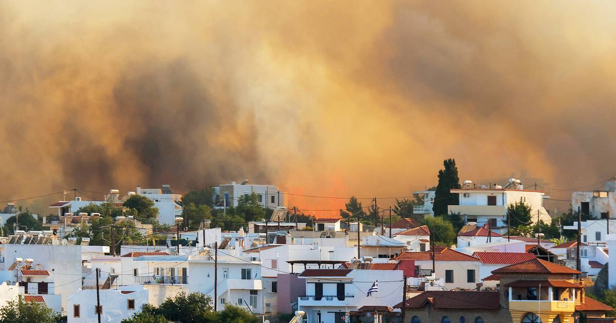Incêndios no Mediterrâneo: chamas ameaçam turistas e forçam evacuações