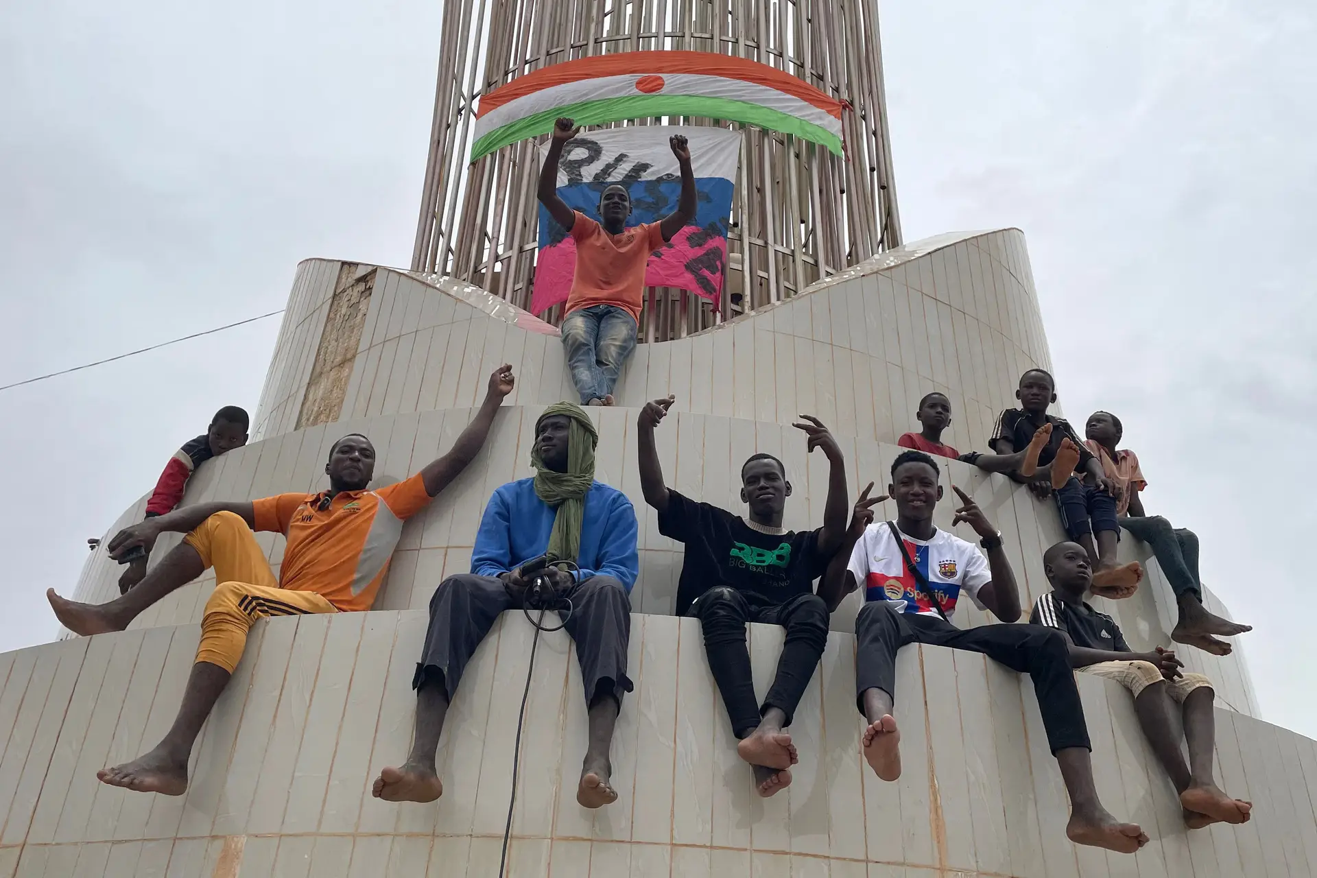 Apoiantes do golpe de Estado festejam no centro da capital, Niamey. É cada vez mais frequente ver bandeiras russas exibidas nestas ocasiões 