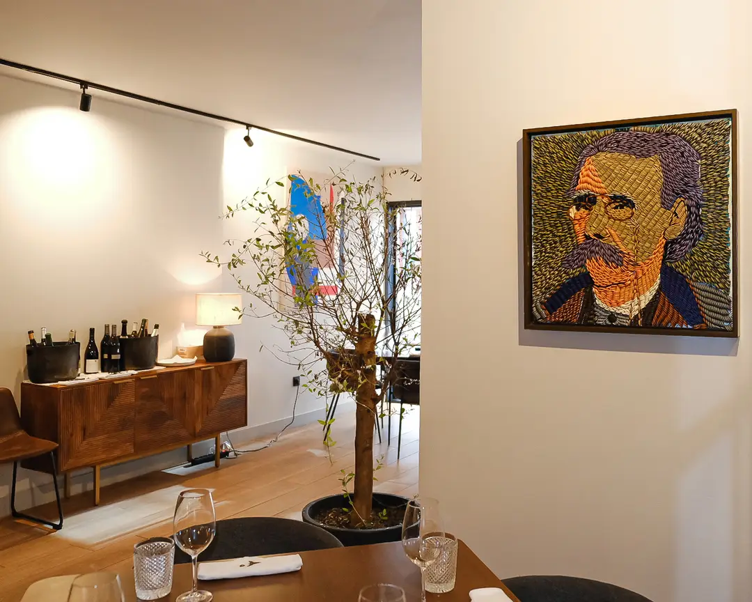À mesa deste restaurante do Porto vive-se uma história de amor pelo mundo e de infidelidade à cozinha portuguesa