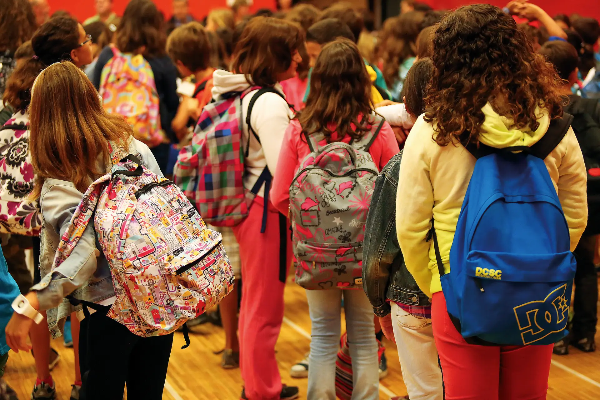Como a imigração está a mudar um sistema: escolas públicas ganham milhares de alunos, listas de espera crescem nos colégios