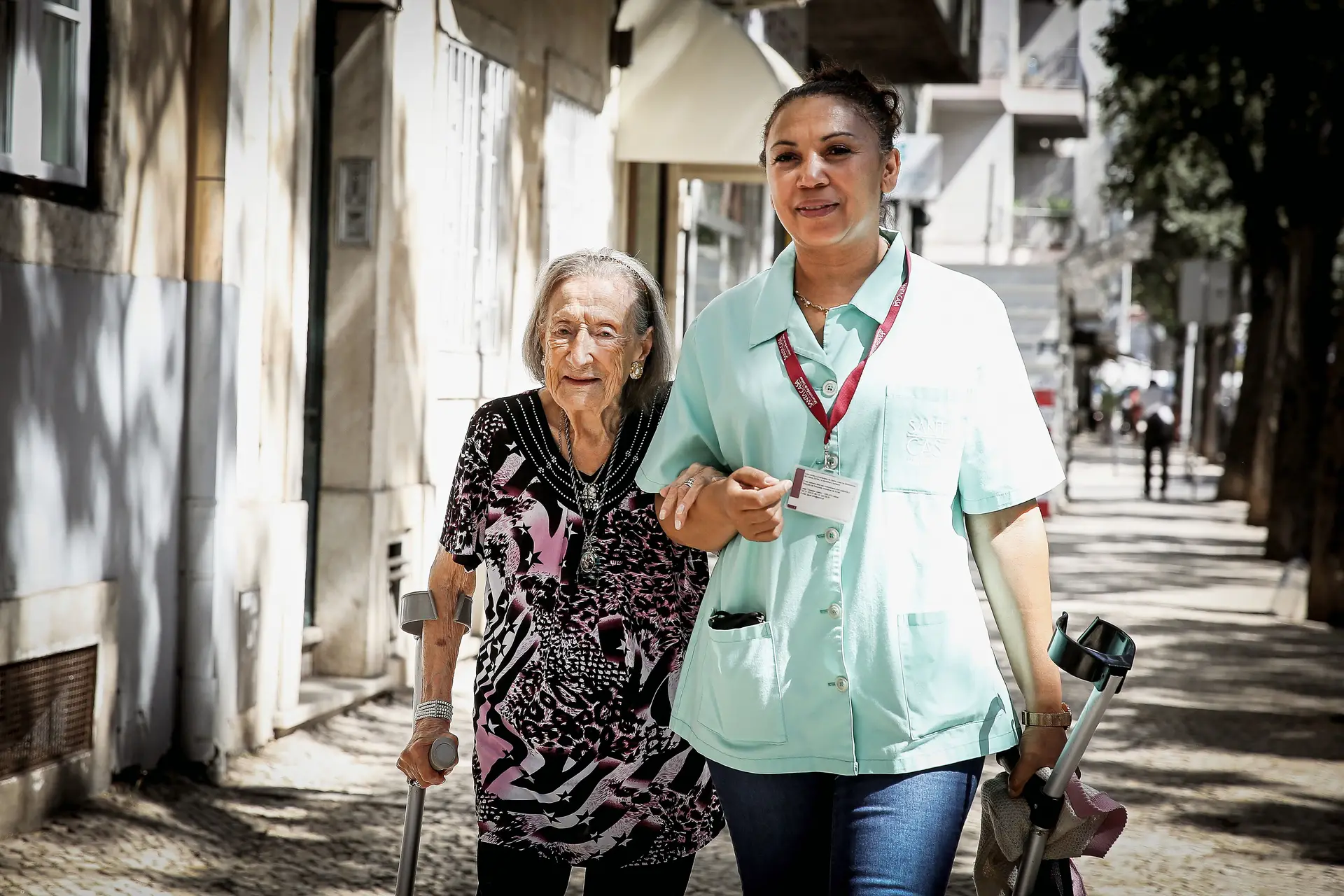 Guilhermina Paiva tem 101 anos e vai diariamente a pé até ao centro de dia. Chega mais depressa do que se fosse na carrinha da instituição 