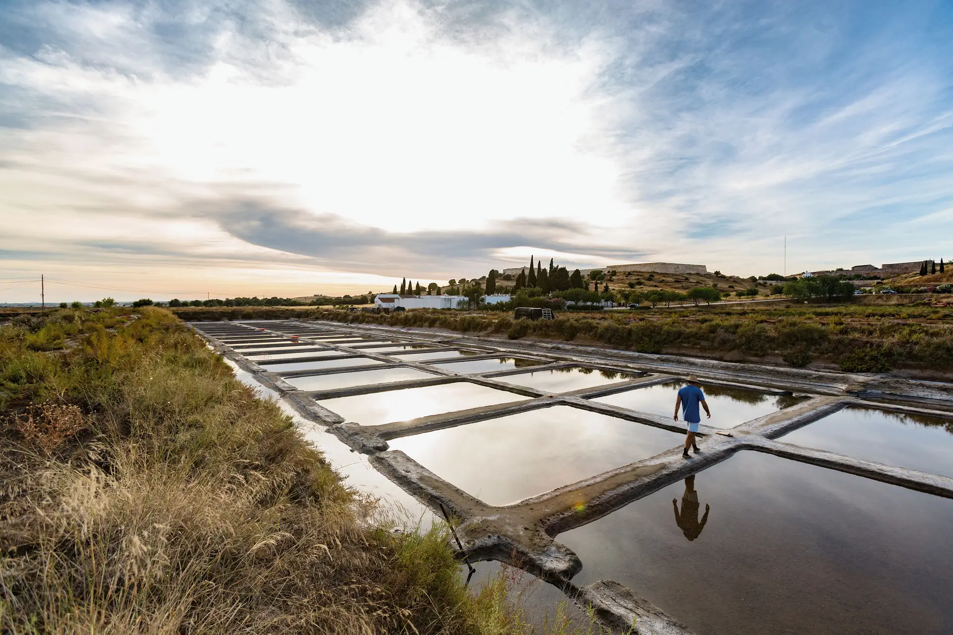 Em plena Reserva Natural do Sapal de Castro Marim, a Salmarim produz flor de sal através de métodos artesanais