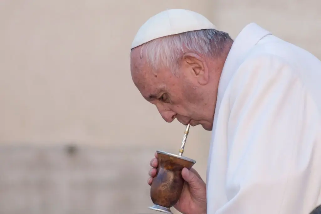 Hidratar com a ajuda de uma cabaça usada para beber chá-mate, muito apreciado na América do Sul