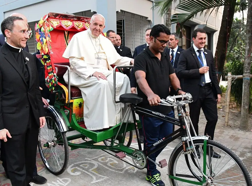 À boleia de um riquexó, numa rua de Daca, a capital do Bangladesh