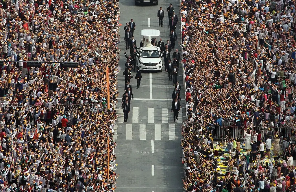 Euforia, à passagem do papamóvel pelas ruas de Seul, a capital da Coreia do Sul