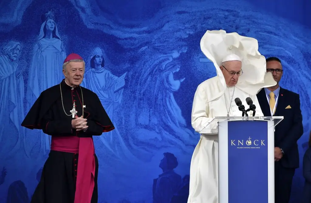 O vento na batina, numa cerimónia em Knock, um sinal da turbulência por que passava a católica Irlanda