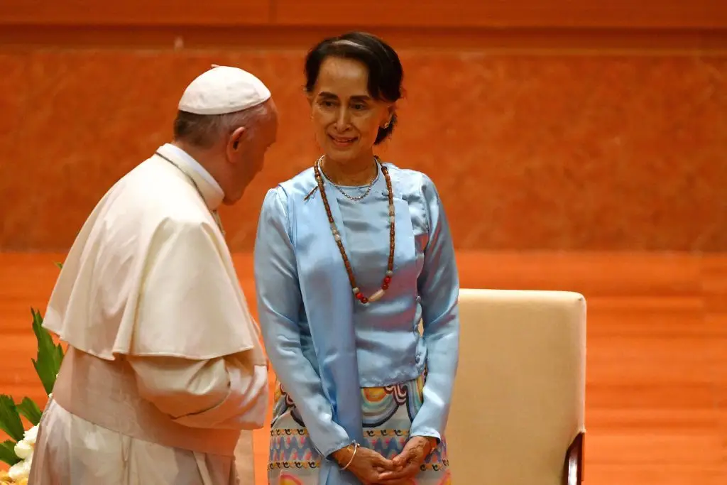 Quando o Papa Francisco visitou Myanmar, a Nobel da Paz Aung San Suu Kyi era a líder do país