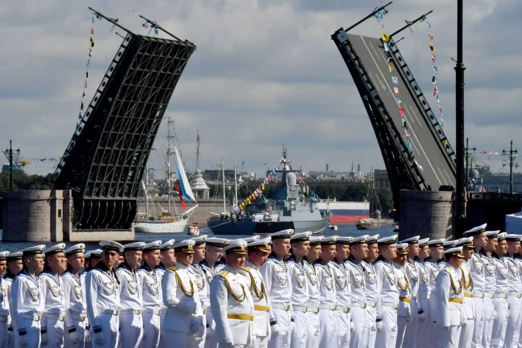 Marinha acompanhou em simultâneo passagem de três navios russos em águas nacionais