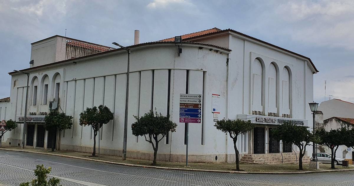 Incêndio no cineteatro em obras de reabilitação em Vila Viçosa dominado às 19h50