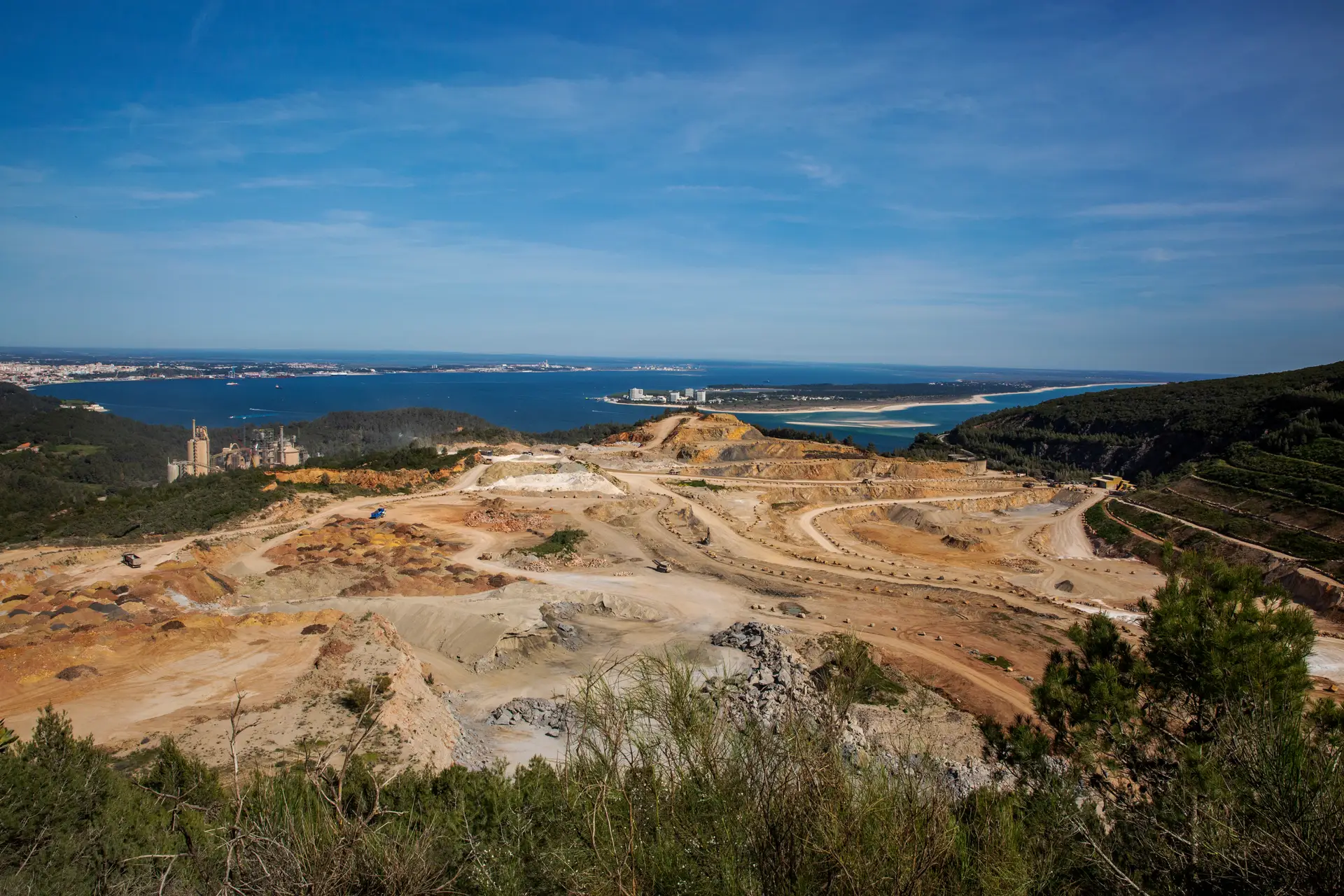 A Secil queria ampliar a pedreira para a encosta à direita