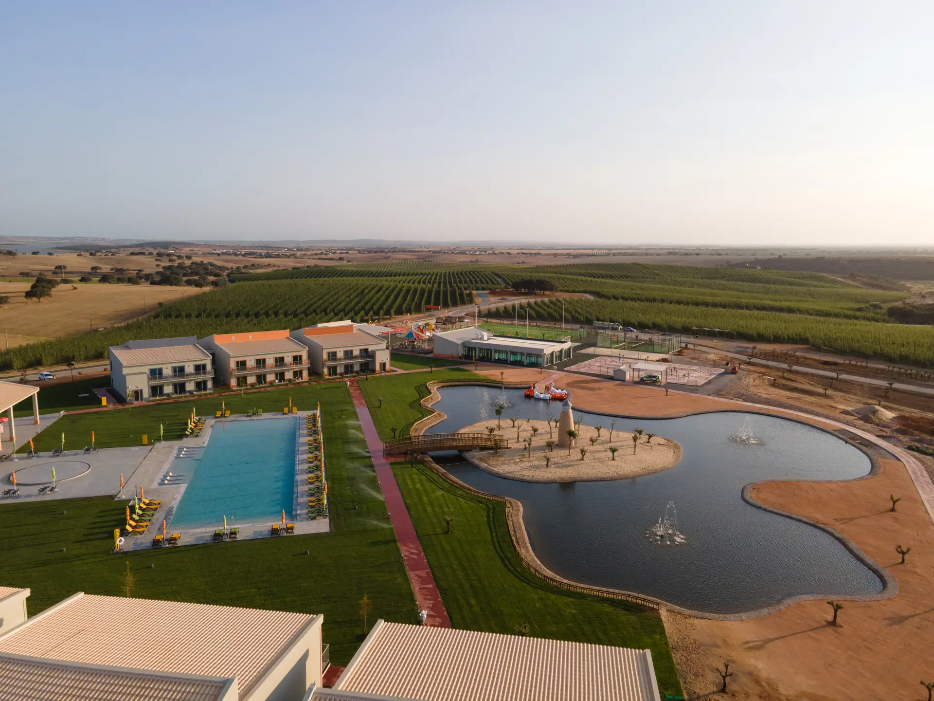 Um hotel para crianças (Nep Kids), onde foram investidos €13 milhões, foi este fim-de-semana inaugurado pelo grupo Vila Galé, a par de um hotel para adultos (Monte do Vilar), ambos na herdade em Beja onde se insere o resort Alentejo Vineyard