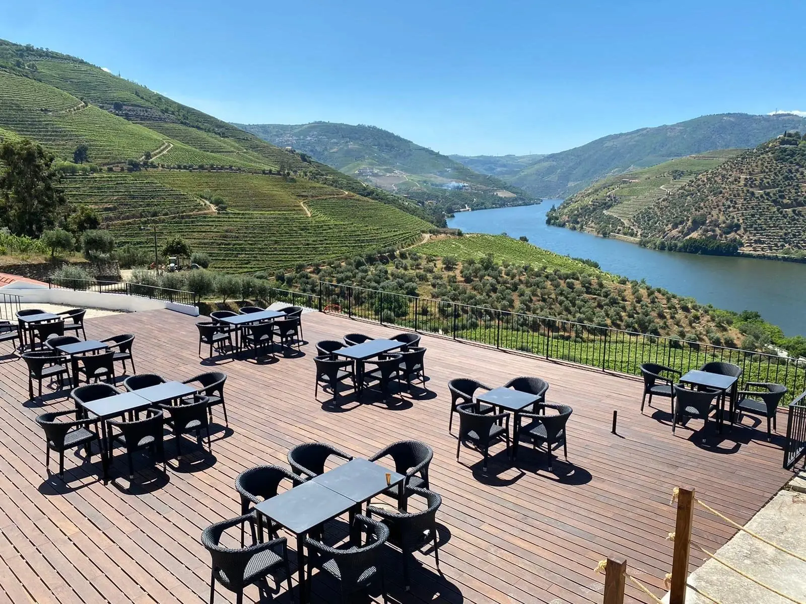 Entre o rio e os socalcos, há um novo restaurante no Douro inspirado nas tradições da região