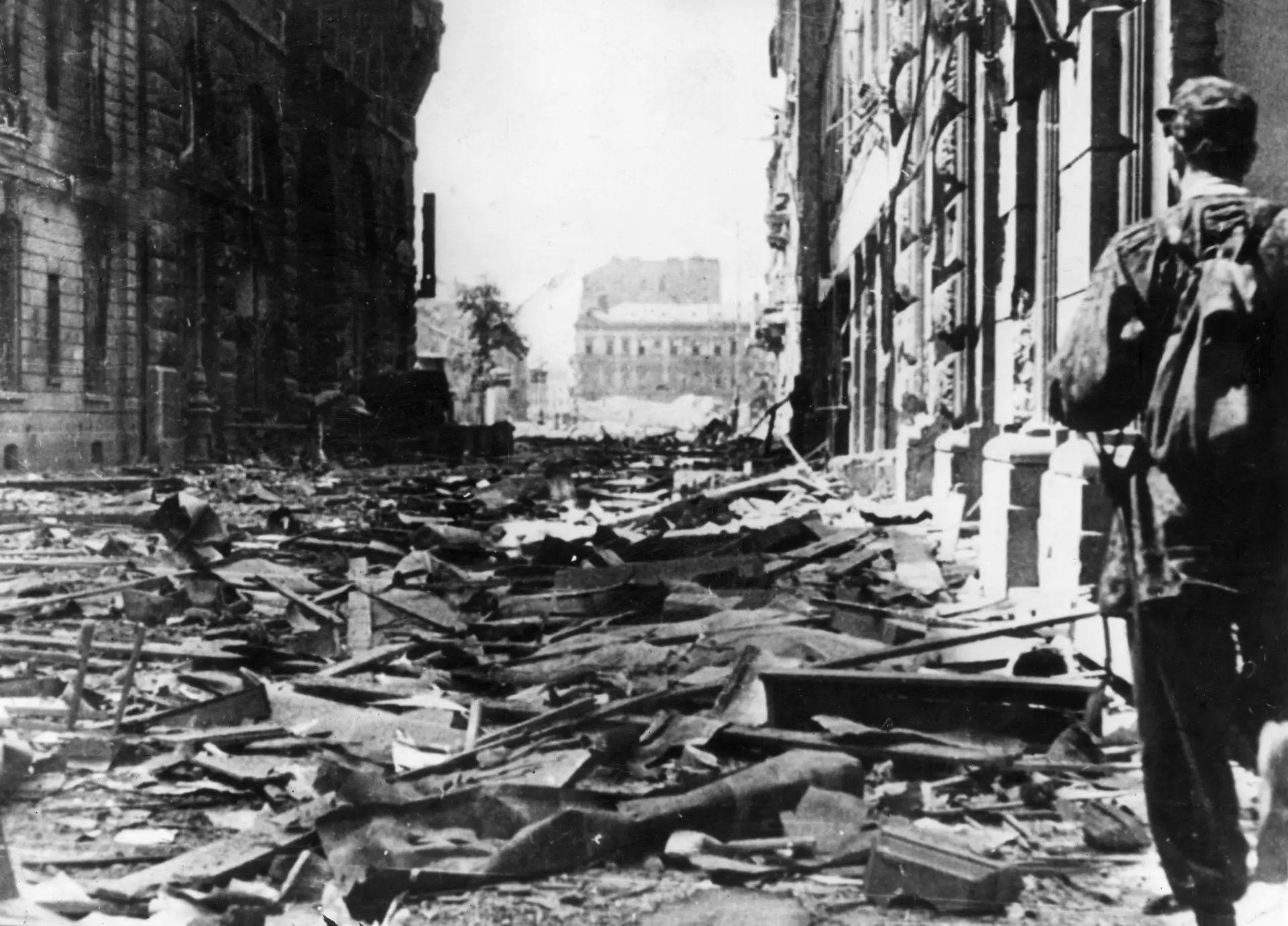 Um soldado do Exército Nacional da Polónia camainha sobre as ruínas da cidade de Varsóvia, totalmente destruída por cinco anos de ocupação nazi