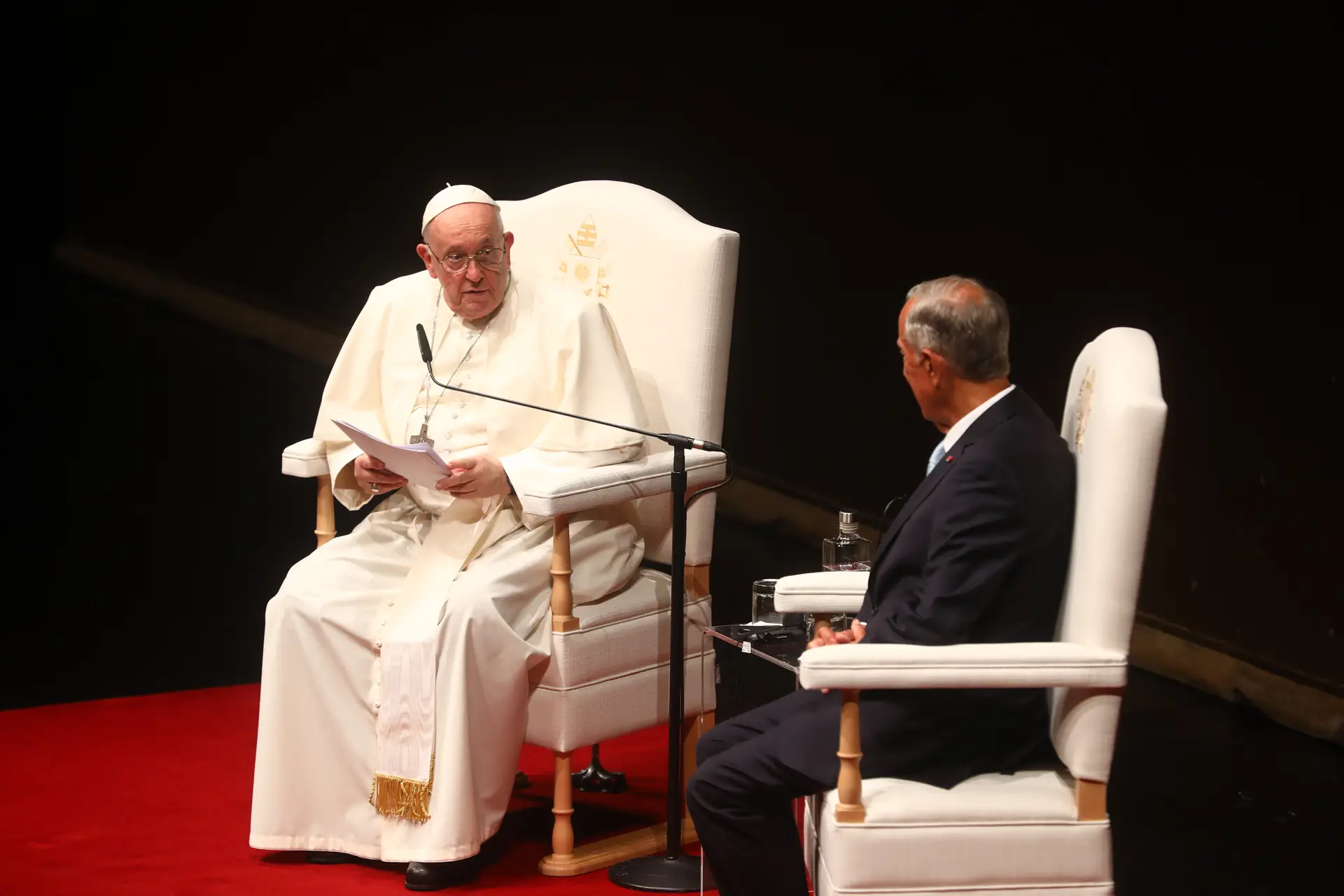 O “cheiro de mar” em Lisboa, os poetas, as fronteiras na Europa e as críticas à eutanásia: o primeiro discurso do Papa em Portugal