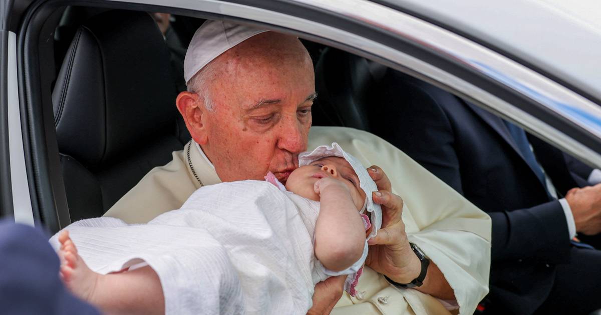 Fotogaleria do Papa em Belém: das bênções e beijinhos a bebés à oferenda a Marcelo