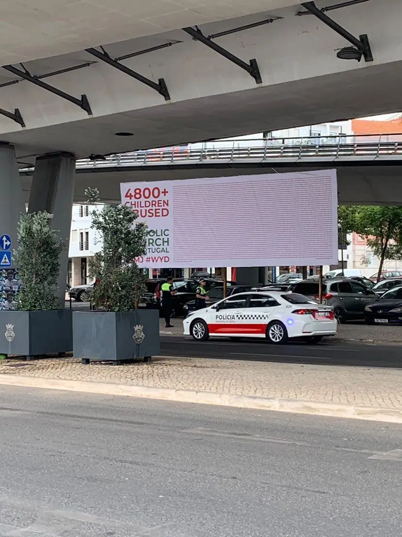 Cartaz retirado em Algés, Oeiras, lembra que  “mais de 4800 crianças foram abusadas pela Igreja Católica em Portugal”
