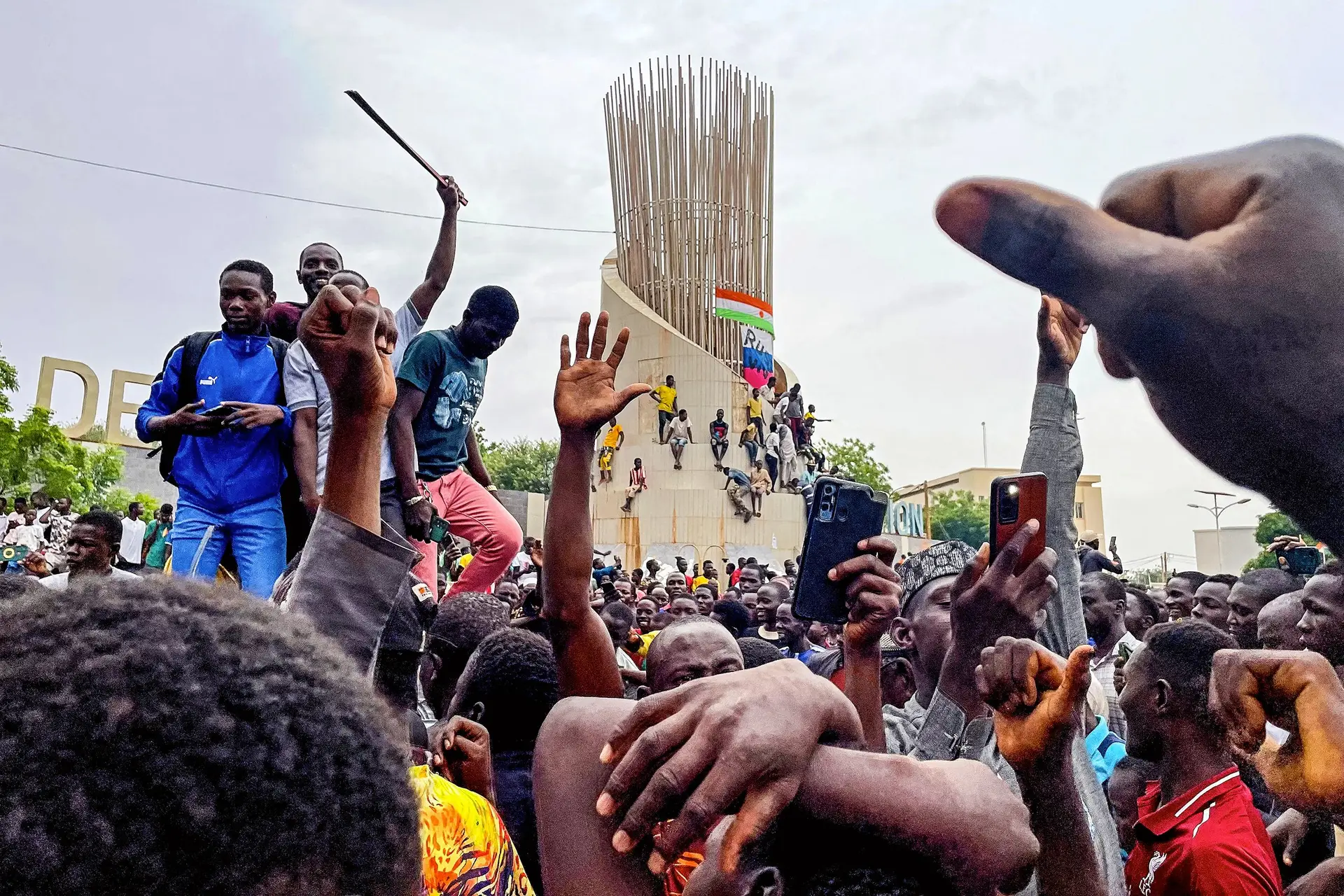 Os nigerinos dividiram-se no apoio e repúdio ao golpe militar de 26 de julho