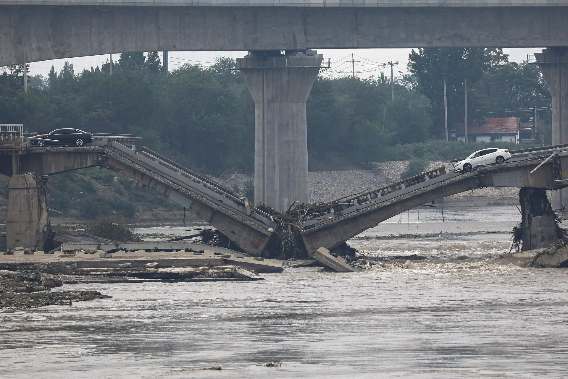 Vários carros caem ao rio após inundações danificaram ponte na China