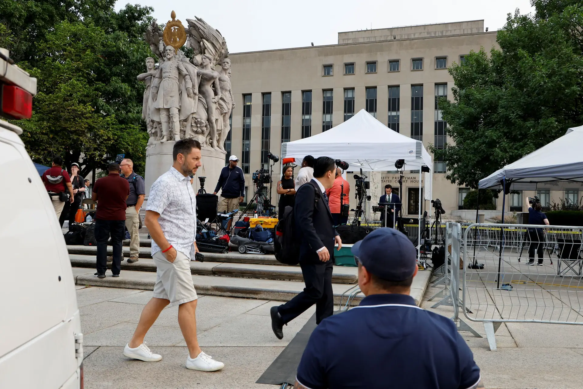 Tudo a postos para a chegada de Donald Trump, durante a tarde, ao tribunal situado nas proximidades do Capitólio, em Washington