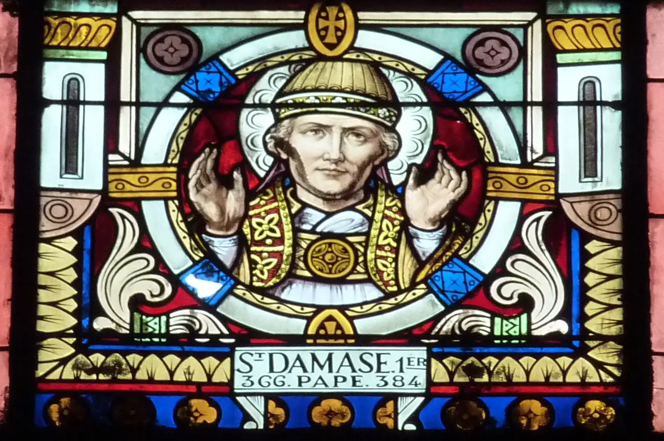 O Papa Dâmaso I representado no detalhe de um vitral na igreja paroquial católica de São Vicente de Paula, em Clichy (França)