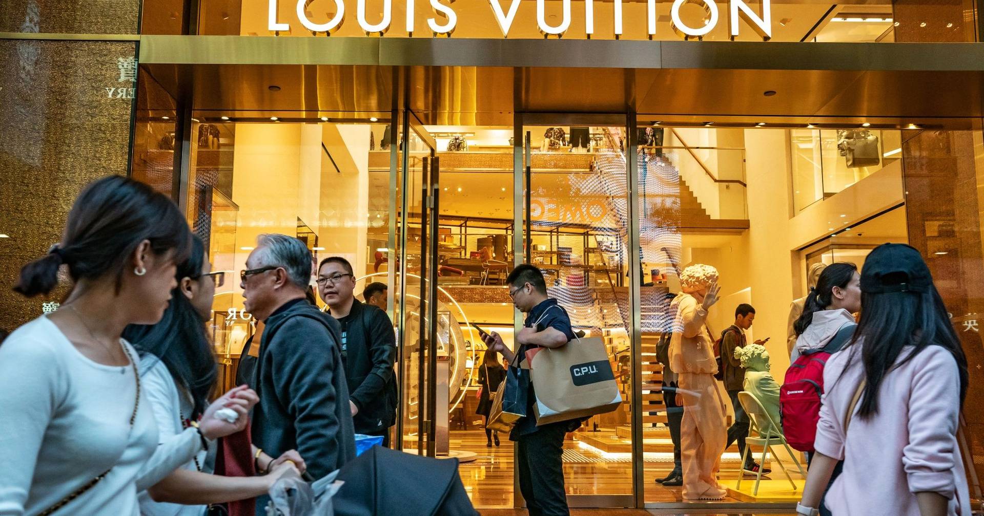 Os quase ricos que estão a prejudicar as marcas de luxo - Expresso