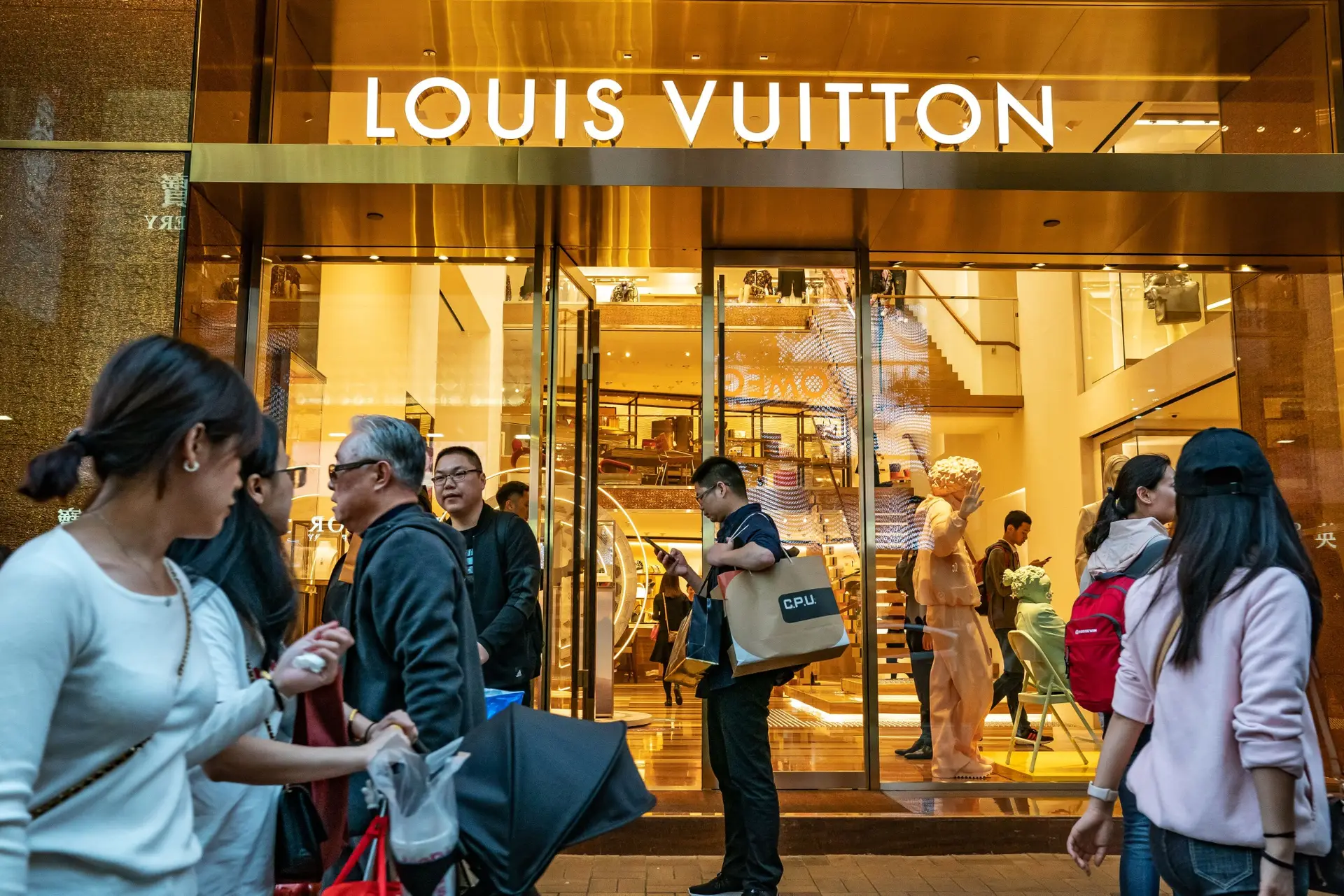 Apesar do desacelerar do consumo, o grupo LVMH aumenta as vendas em 15%