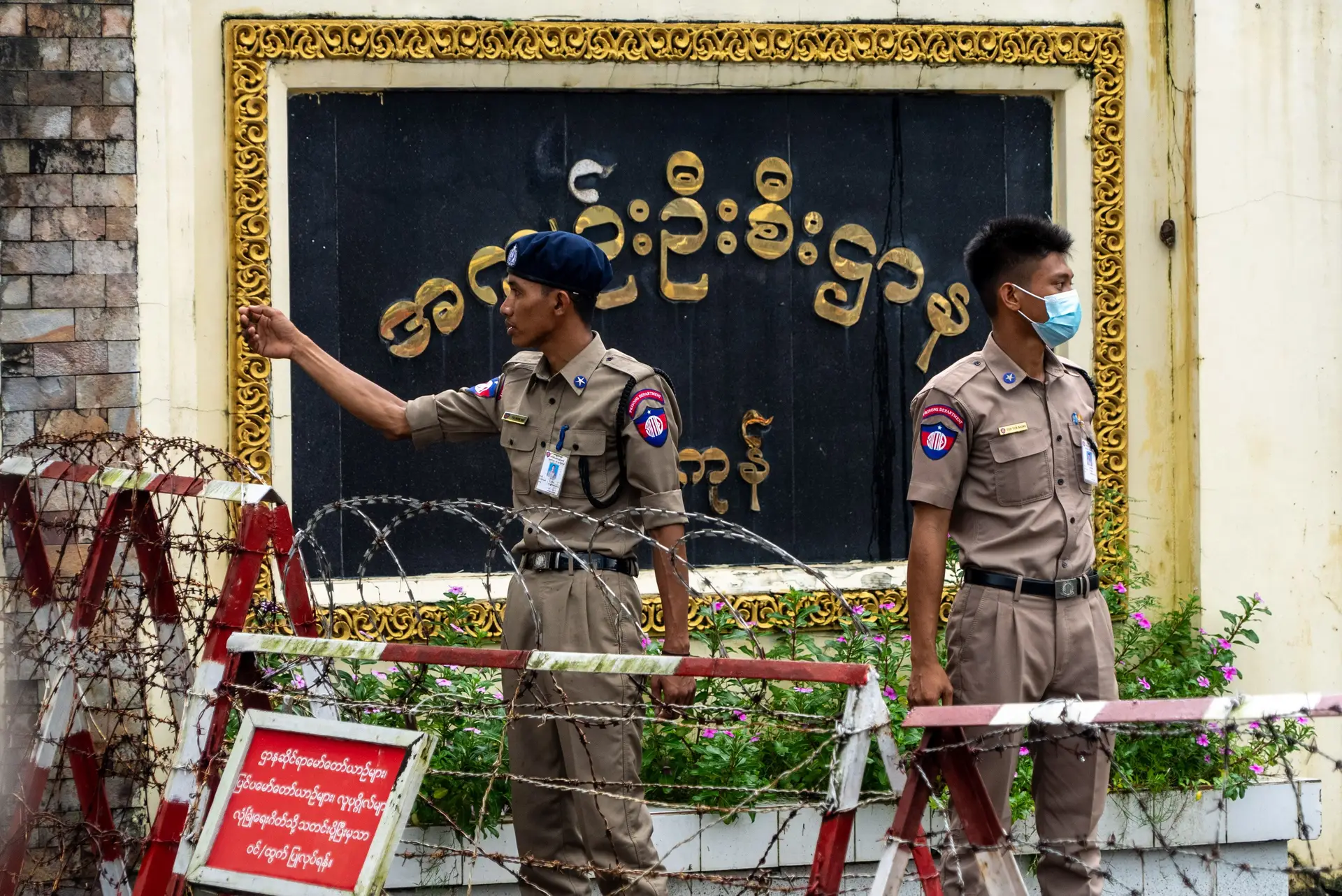 Junta militar de Myanmar impõe adiamento de eleições, mas alivia penas para mostrar “progressos”. Causa rohingya foi “esquecida”