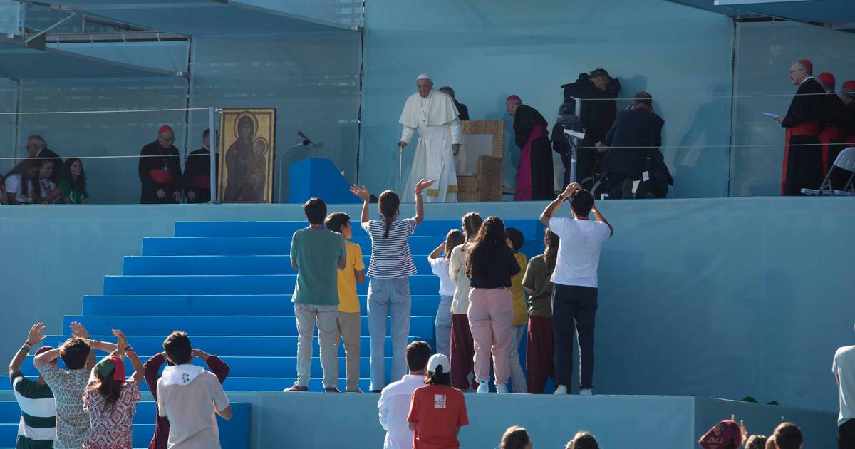 Papa ignorou discurso e entregou palco aos jovens: da saúde mental à solidão, eles partilharam as suas “feridas”