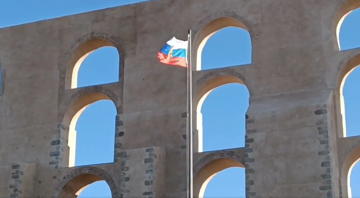 Bandeira russa em Elvas ("frame" de um vídeo do jornal "Linhas de Elvas")
